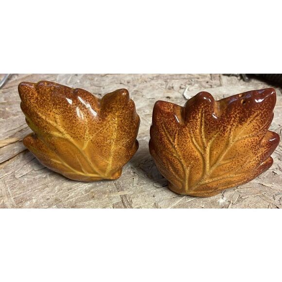 Vintage  Fall Autumn Maple Leaf Salt and Pepper Shakers Set Ceramic 3 inch - Picture 2 of 6